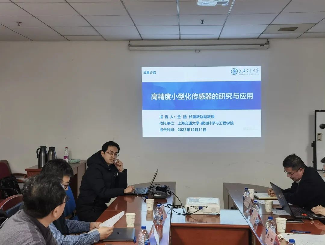 图4 教师代表介绍研究方向jpg.jpg